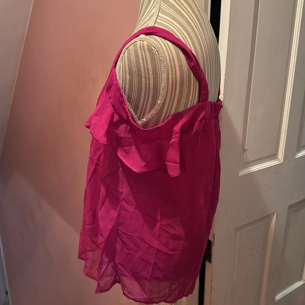 She cold shoulder top - Picture 2 of 7